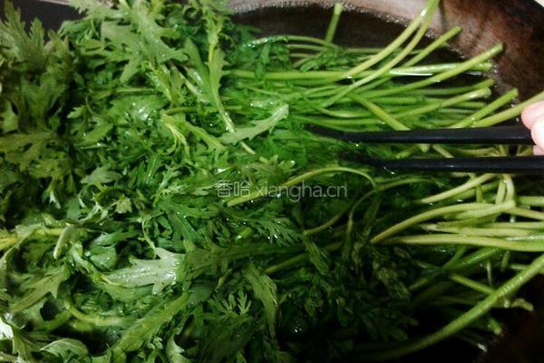 凉拌茼蒿菜的做法图解3