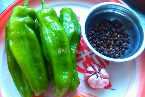 干豆豉煎虎皮青椒的做法图解1