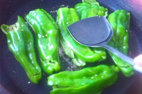 干豆豉煎虎皮青椒的做法图解5