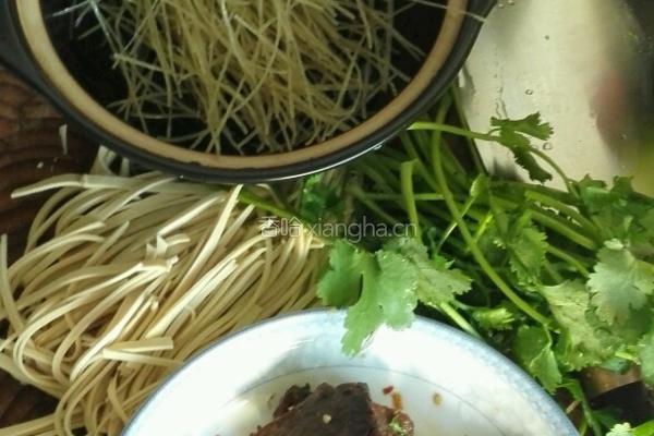 牛肉粉丝汤的做法图解1