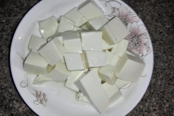 白菜炒豆腐的做法图解2