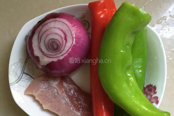紫洋葱炒肉的做法图解1