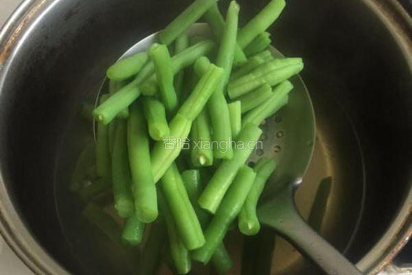 芸豆蘑菇小炒的做法图解3