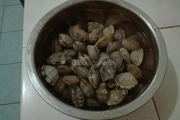 葱油爆花甲的做法图解1