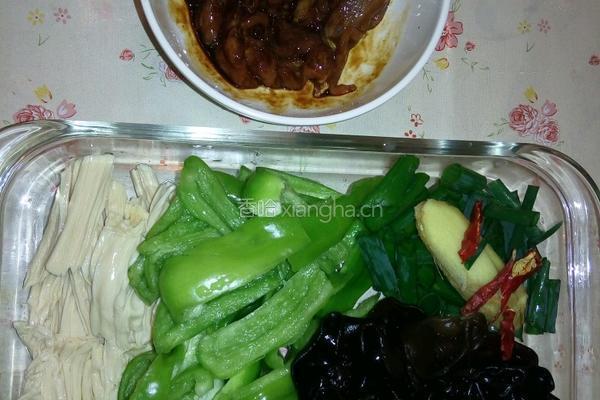 青椒肉片炒腐竹的做法图解1