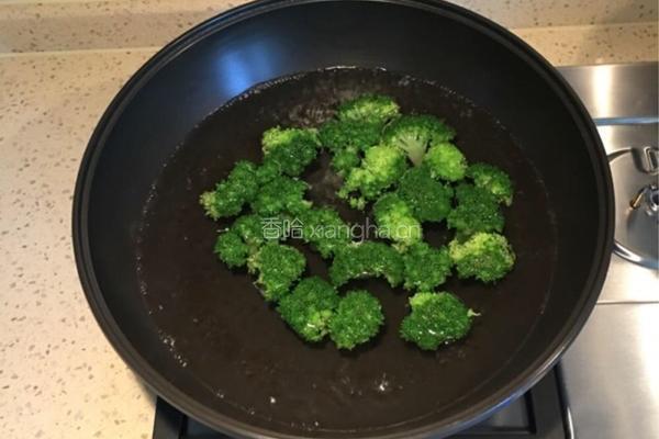 西兰花拌黑木耳的做法图解3