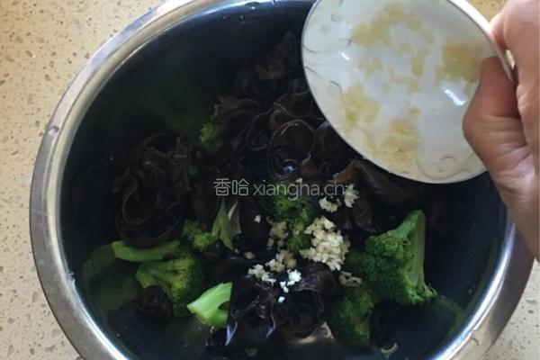 西兰花拌黑木耳的做法图解8