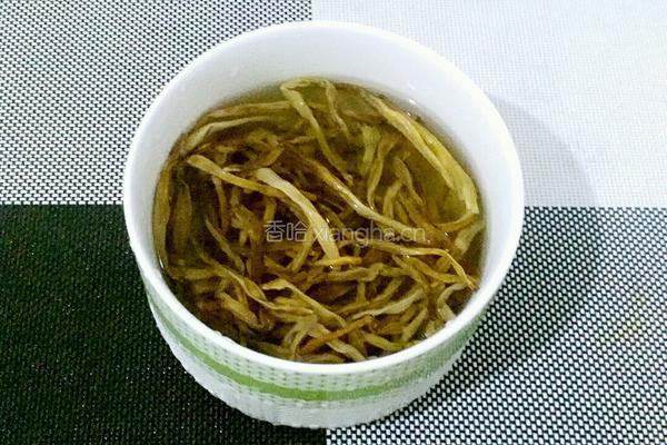 黄花菜烧肉的做法图解1