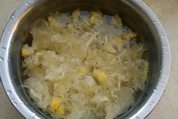 银耳炒鸡蛋的做法图解1
