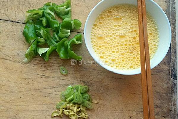 银耳炒鸡蛋的做法图解2