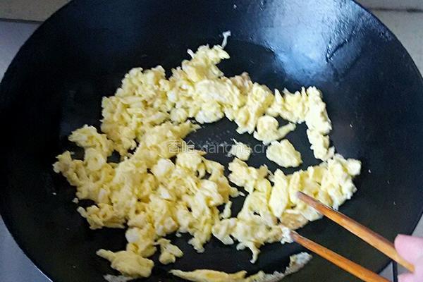 银耳炒鸡蛋的做法图解4