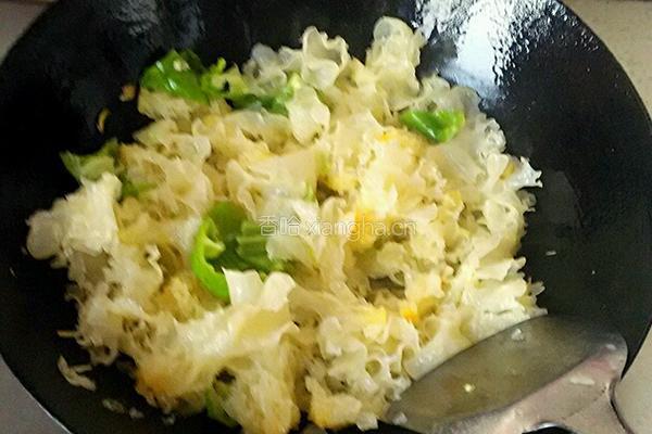 银耳炒鸡蛋的做法图解7