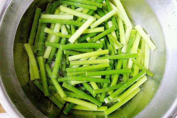 蒜苔炒豆腐干的做法图解4