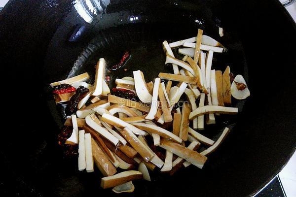 蒜苔炒豆腐干的做法图解6
