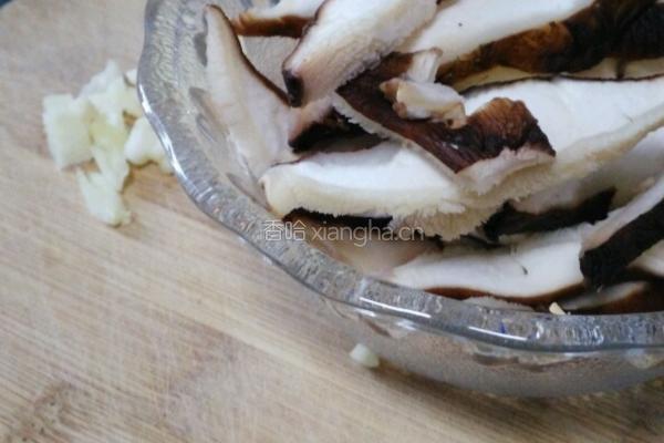 香菇炒西葫芦的做法图解1