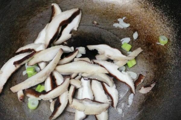 香菇炒西葫芦的做法图解2