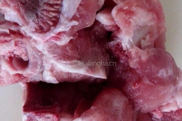 玉米猪骨汤的做法图解1