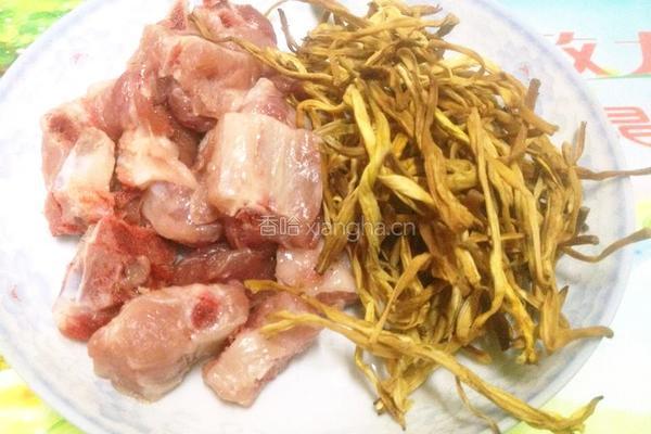 黄花菜排骨汤的做法图解1