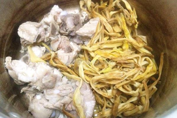 黄花菜排骨汤的做法图解5