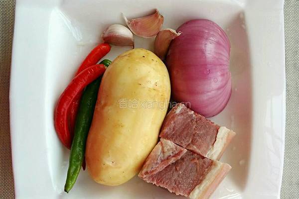 土豆洋葱炒腊肉的做法图解1