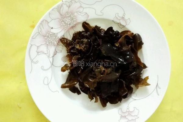 西兰花炒木耳的做法图解1