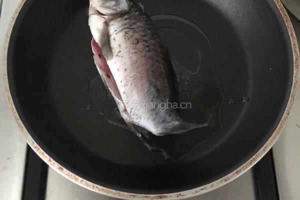 清炖野生小鲫鱼的做法图解3