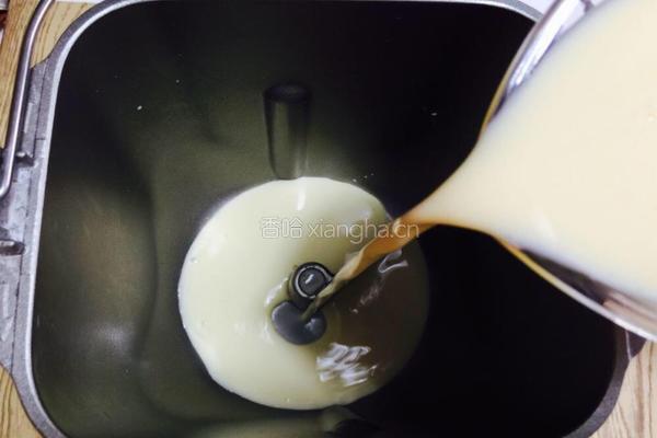 面包机版蜂蜜吐司的做法图解3