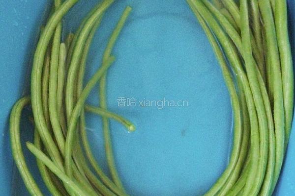 蒜香煸豆角的做法图解1