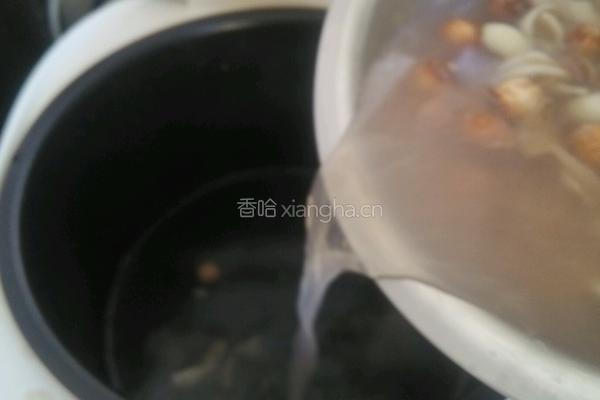 莲子百合薏仁汤的做法图解3