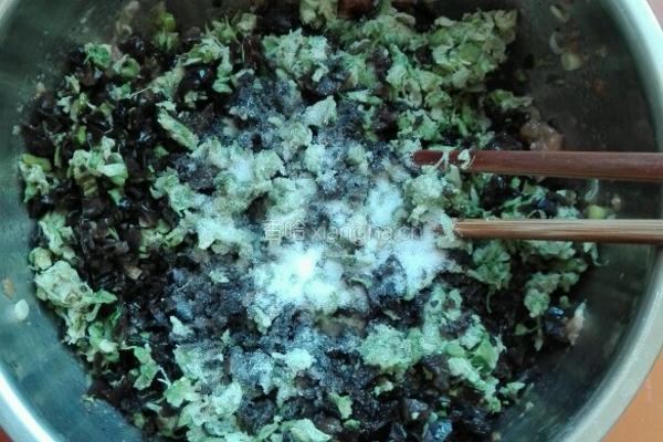 猪肉槐花陷饺子的做法图解14