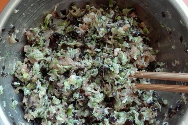 猪肉槐花陷饺子的做法图解15
