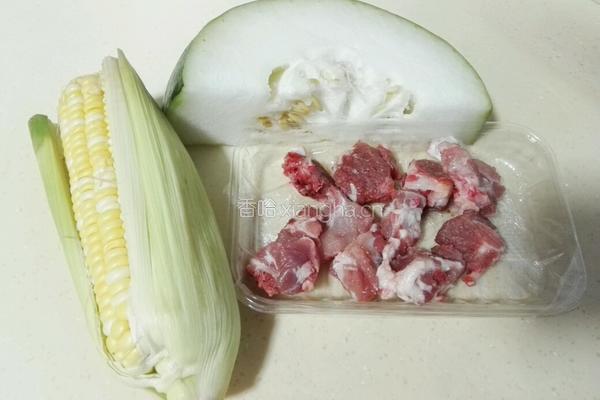 冬瓜排骨玉米汤的做法图解1
