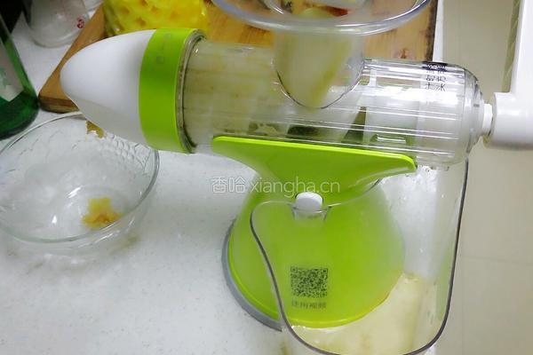 菠萝苹果香蕉汁的做法图解3