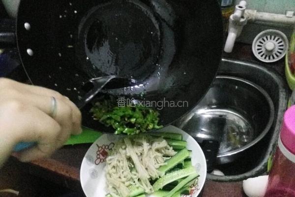 凉拌黄瓜金针菇的做法图解5