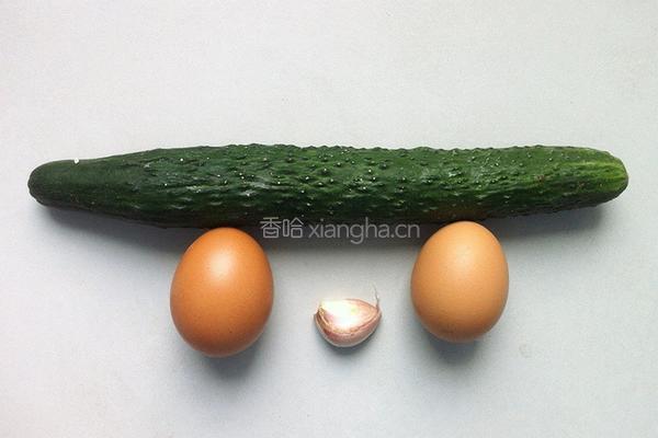 黄瓜片炒蛋的做法图解1