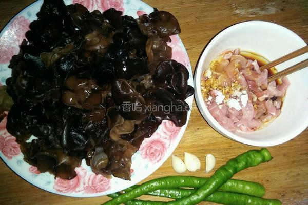 青椒炒木耳的做法图解1