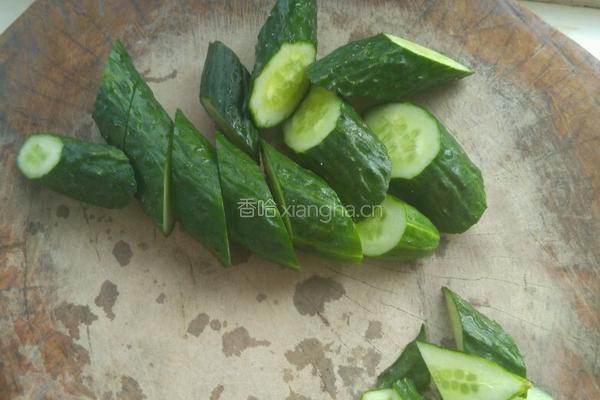 鸡蛋炒黄瓜的做法图解1
