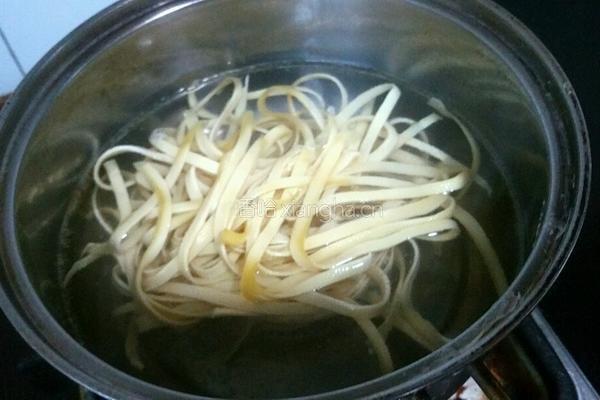 凉拌豆腐皮韭菜的做法图解3