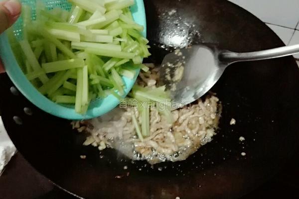 肉丝炒芹菜的做法图解4