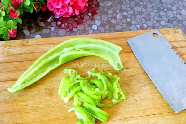 青椒苦瓜炒肉的做法图解4