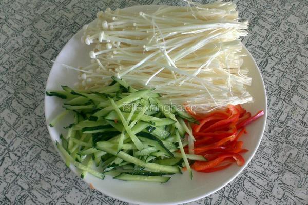 黄瓜拌金针菇的做法图解1