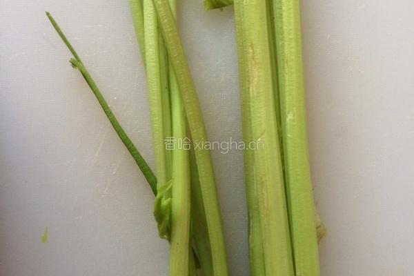 蜂蜜芹菜汁的做法图解1