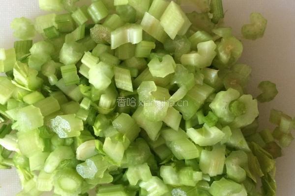 蜂蜜芹菜汁的做法图解2