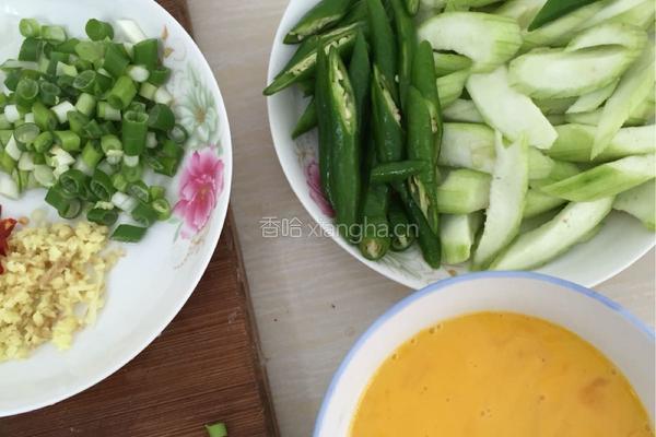 剁椒丝瓜炒蛋的做法图解2