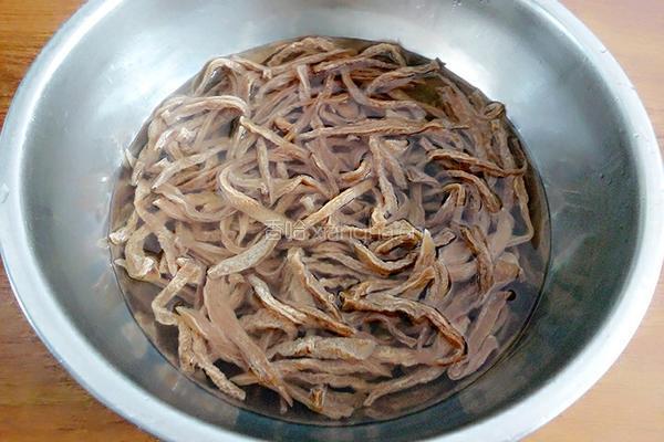 肉炒萝卜干的做法图解2