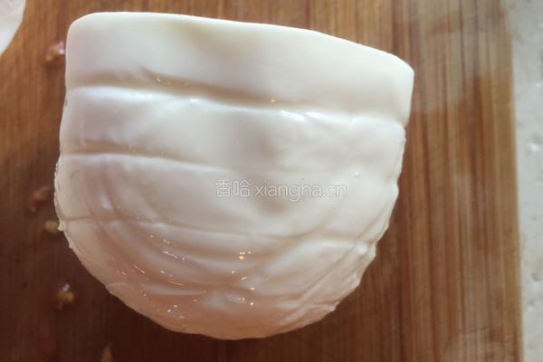 意式马苏里拉乳酪罗勒叶西红柿拼盘的做法图解4