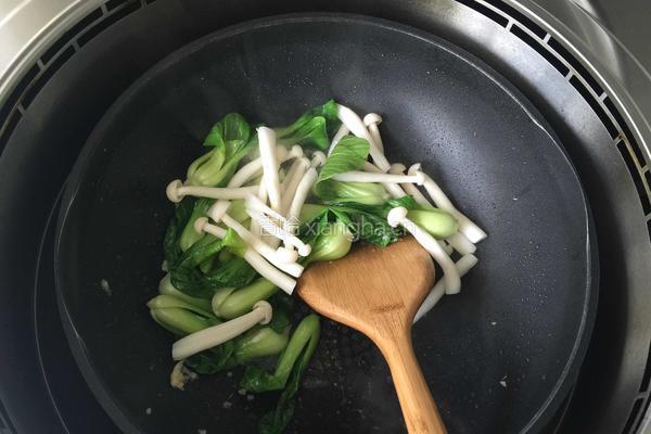 鲜菇炒白菜心的做法图解6