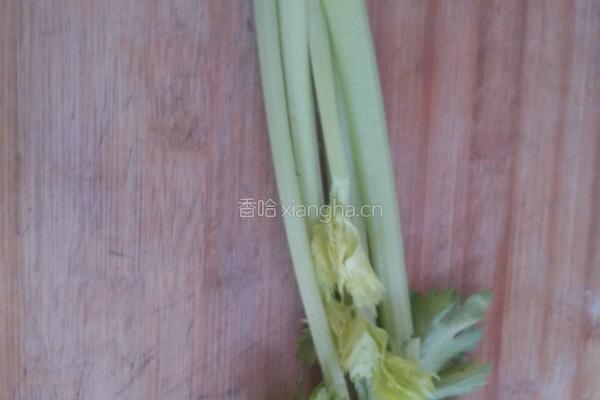芹菜汁的做法图解1