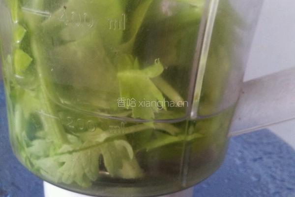 芹菜汁的做法图解3