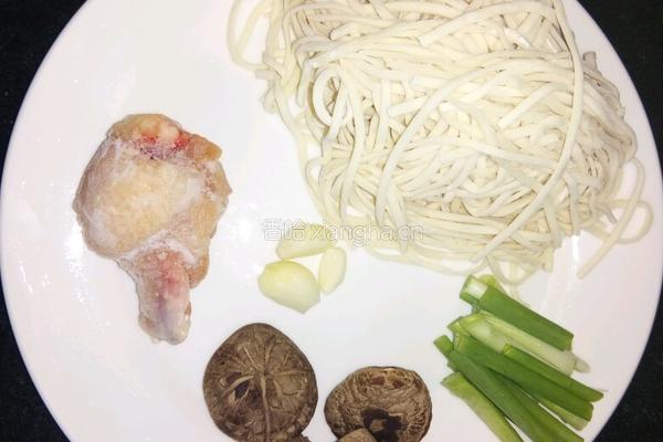 香菇鸡丝面的做法图解1
